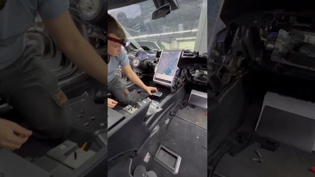Демонтаж салона Tesla S