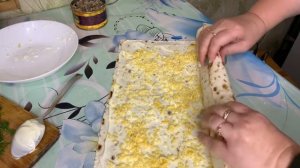 Очень вкусный рулет из лаваша с сайрой