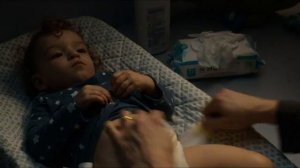 Марк Уолберг поменял подгузник (сцена из комедийного боевика "Семейный план/The Family Plan", 2023)