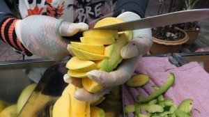 Мастер по нарезке фруктов. Тайская уличная еда.