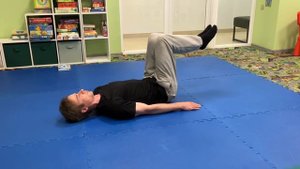 Подъем согнутых ног лёжа на спине