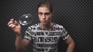 Как разбить бокал голосом