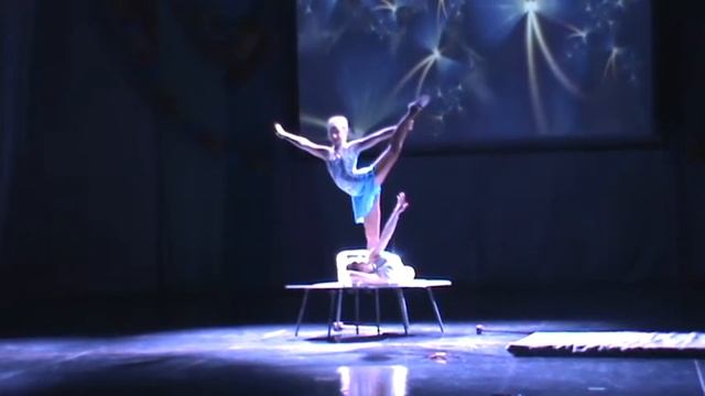 Эквилибр на столе. Цирковая образцовая студия "Чарли"