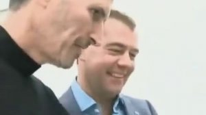 Стив Джобс подарил айфон 4 Д.Медведеву?