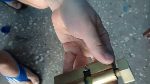 Застрял и не вынимается ключ в замке двери в личинке дверного замка как вытащить ? смотреть онлайн