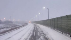 Внезапно началась буря метель видимость 12%. Опасность на дороге!
