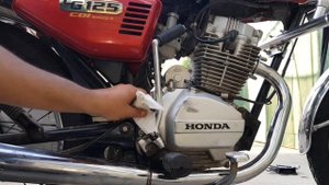 Honda CG125 Full Service || Air Filter, NGK Spark Plug and Oil Change || Honda CG125 Maintenance