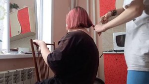 подстриглась под короткую причёску.  3000❤ и она стрегется  на лысо
