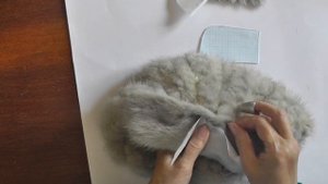 Шьем сумочку с фермуаром из норки и вязаной шапки