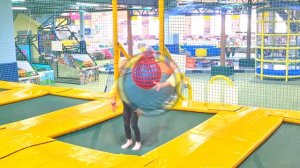 Настя в игровой. Горки, батуты, тарзанка, машинки. Развлечения в парке семейного отдыха Леоград.