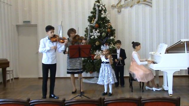 КУРТВАПОВЫ Эсманур, Илимдар, Эмине, Керим  Рождественская песня "Тихая ночь" смотреть онлайн