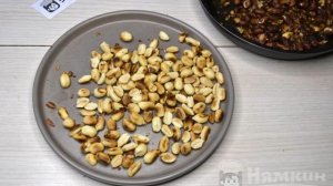 Салат из моркови и жареного арахиса