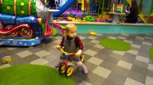 ДЕТСКИЙ ПАРК развлечений с шариками и машинками Диана играет с сестренкой на детской площадке