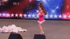 4 летняя девочка танцует как Шакира.