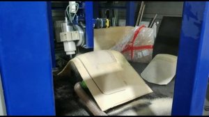 Резка стула из гнутоклееной фанеры на станке с поворотным шпинделем