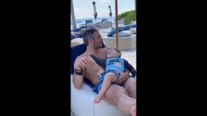 Александр Овечкин отдыхает с годовалым сыном на пляже