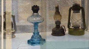 Тёплый свет керосиновой лампы.