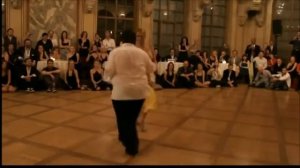толстой парень офигенно танцует/fat guy fucking dancing 2018
