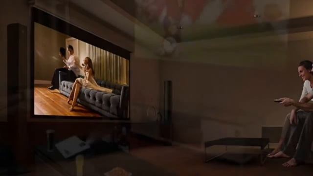 человек смотрит фильм на проекторе с ручкой и блокнотом