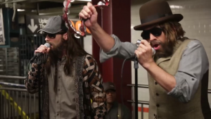 Джимми Фэллон и Maroon 5 спели в метро 