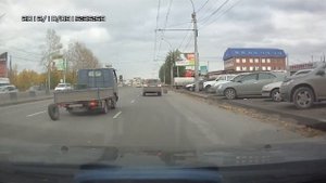 У машины на ходу колеса отвалились =))