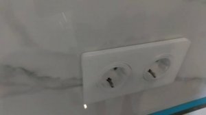 Розетки на кухонном фартуке  под мрамор