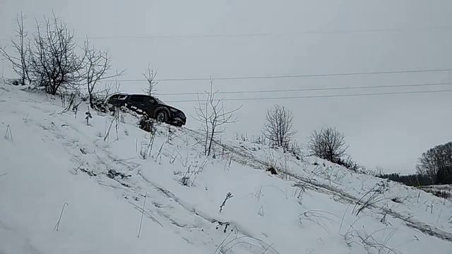 L200 заезжает в гору и спускается с нее смотреть онлайн