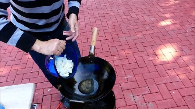 ПЕЧЕНКА С  ЖАРЕННОЙ КАРТОШКОЙ  В КИТАЙСКОЙ СКОВОРОДКЕ  ВОК.