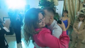 После бросание букета и подвязки образовалась пара