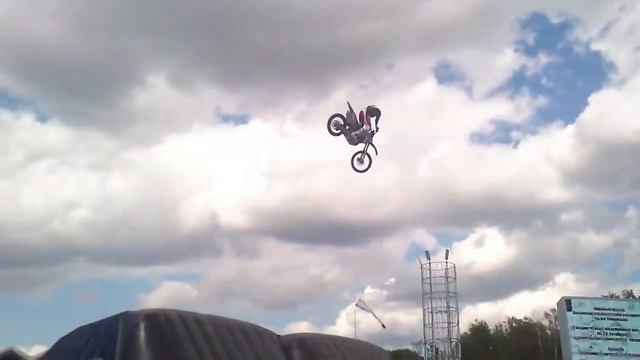 Иду никого не трогаю и никому не мешаю, а на встречу мне вдруг откуда не возьмись "летун". смотреть онлайн