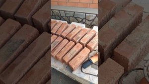 Рабочие моменты: подготовка красного кирпича для использования в кладке печи.