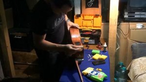 Снятие струн и пропитка грифа гитары лимонным маслом. Таймлапс.