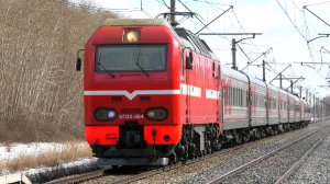 "Все еще красный" ЭП2К-004 со скорым поездом Оренбург - Екатеринбург следует через о.п. 61 км