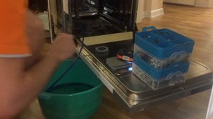 Откачка воды из посудомоечной машины.