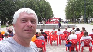 Геннадий Горин в парке слушает две песни