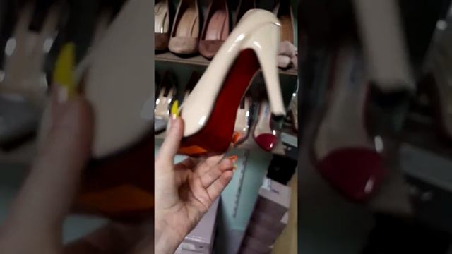 Бежевые лаковые туфли с красной подошвой ",лабутены" смотреть онлайн