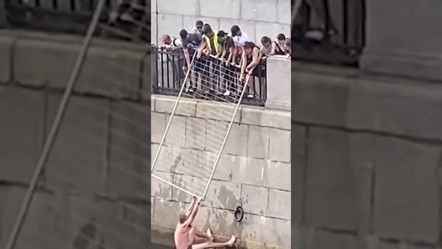 В Петербурге прохожие спасли мужчину, который решил искупаться в Обводном канале