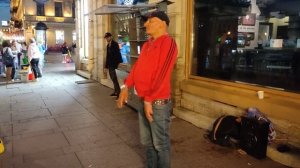 Сольный выступление танцора Майкла на ночном Невском проспекте в Санкт-Петербурге...