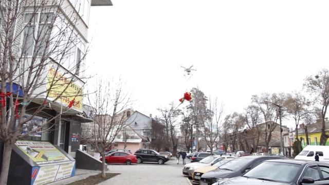 Дарите женщинам букетики! Квадрокоптер в Каштановом сквере. смотреть онлайн