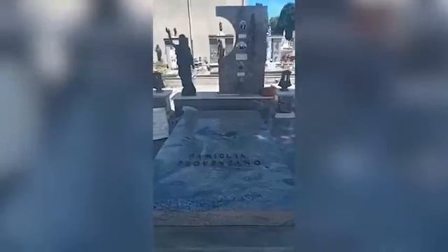 L’omaggio sulla tomba di Provenzano e Riina: il video con la famiglia nel cimitero di Corleone смотреть онлайн