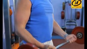 Советы тренера: правильно качаем мышцы рук штангой