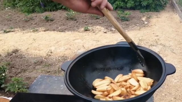 Скумбрия горячего копчения.Золотистая картошка в казане