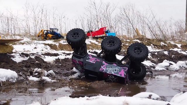 Истории игрушечных машинок. Трактор помог выехать из грязи застрявшему джипу смотреть онлайн