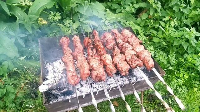 Чтобы мясо не горело! Посыпьте угли солью,и мясо не горит! И это действительно работает!