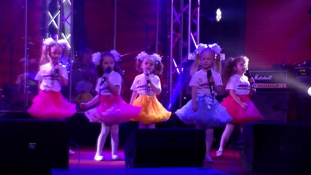 Мы маленькие звезды. исп. группа Дети Радуги. Студия Конфетти смотреть онлайн