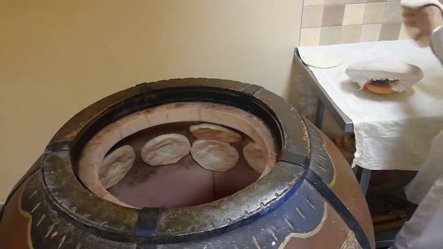 Процесс приготовление лепешек. Уличная еда.