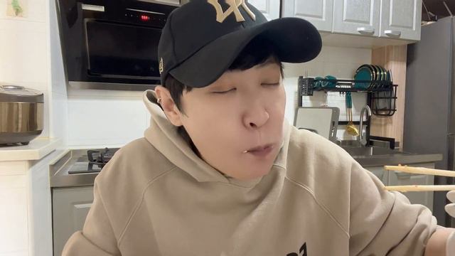 哈尔滨街边小店，寿司1元一个，实惠又美味，配鲜肉小馄饨，带劲 смотреть онлайн