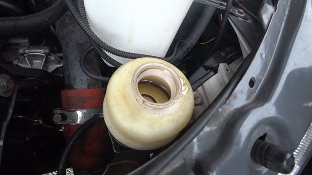 Процесс замены жидкости ГУР на Валдае / Доработка креплений лотка для шланга / Будни ассенизатора смотреть онлайн