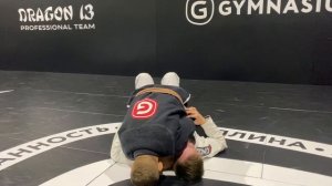 Cross choke from mount