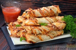 Быстрая выпечка-закуска.
ЗАКУСОЧНЫЕ СЛОЙКИ С СЫРОМ